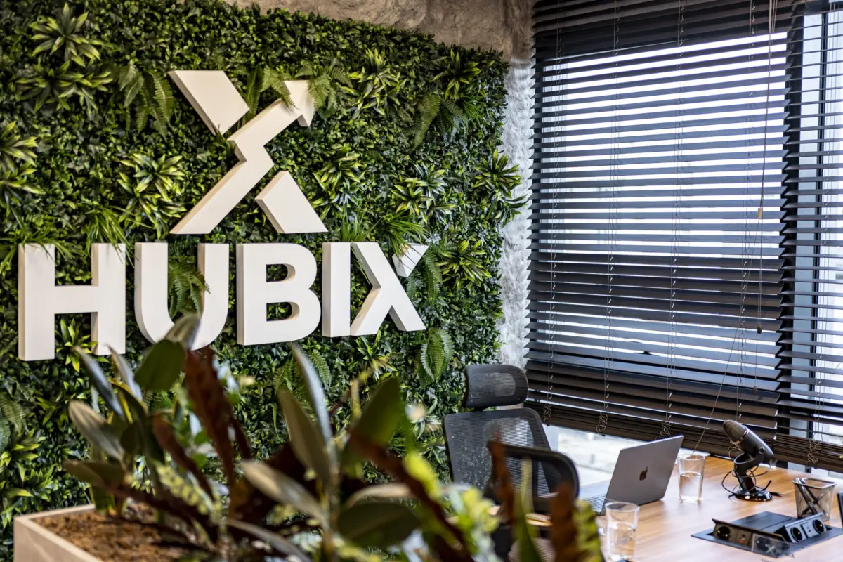 Identitatea Hubix și jaluzele în spațiul de birouri din București, BMS Interior Design