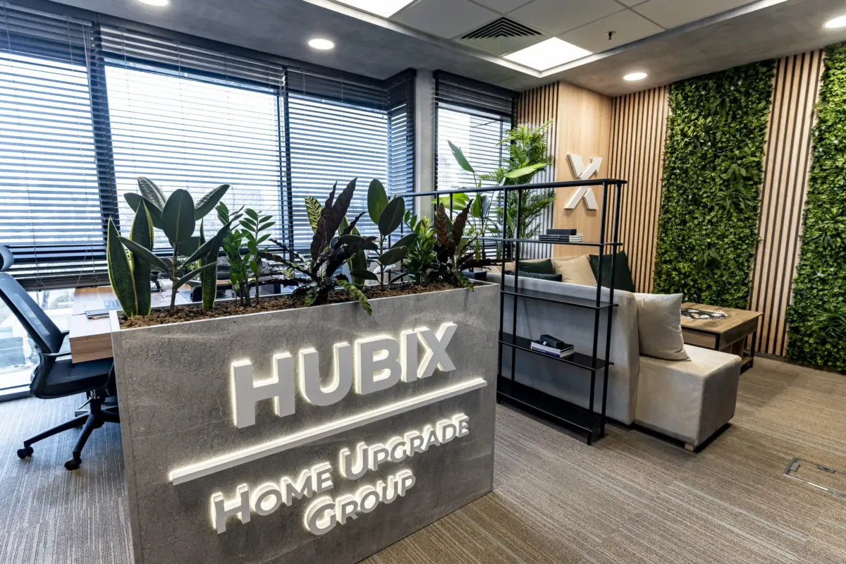 Jaluzele și accente vegetale în recepția Hubix din București, BMS Interior Design