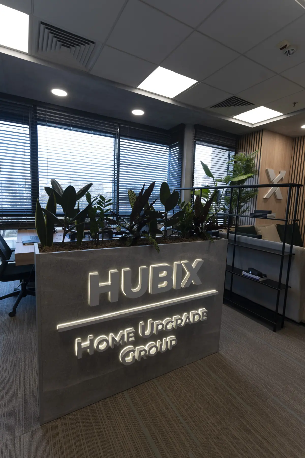 Recepția Hubix cu jaluzele orizontale, București, BMS Interior Design