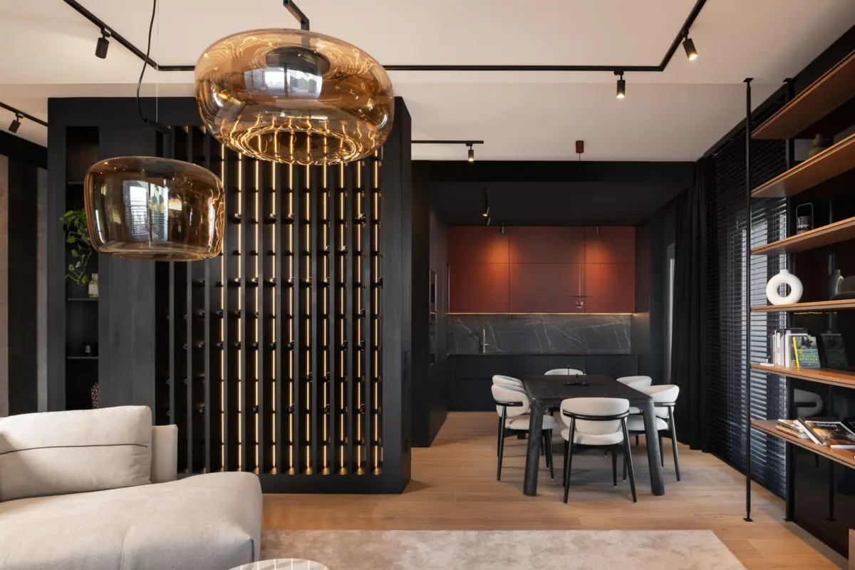 Zona de dining Mid9 Penthouse din Timișoara, cu jaluzele negre din lemn de tei