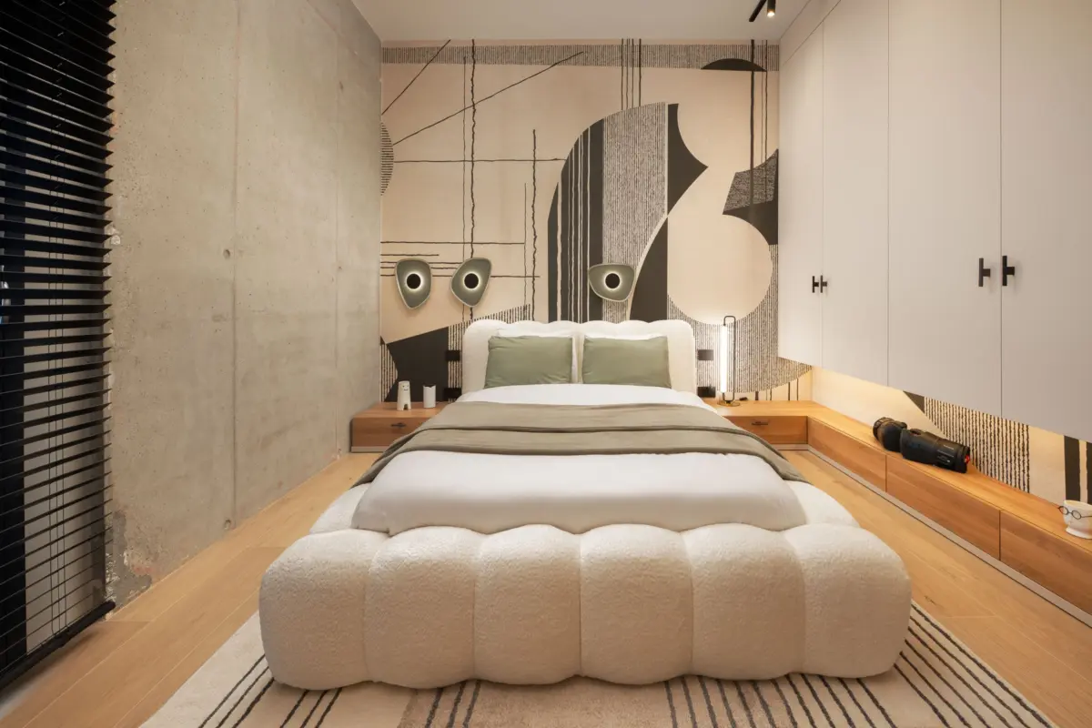 Dormitor Mid9 Penthouse, complex Ateneo Timișoara, cu jaluzele negre din lemn de tei
