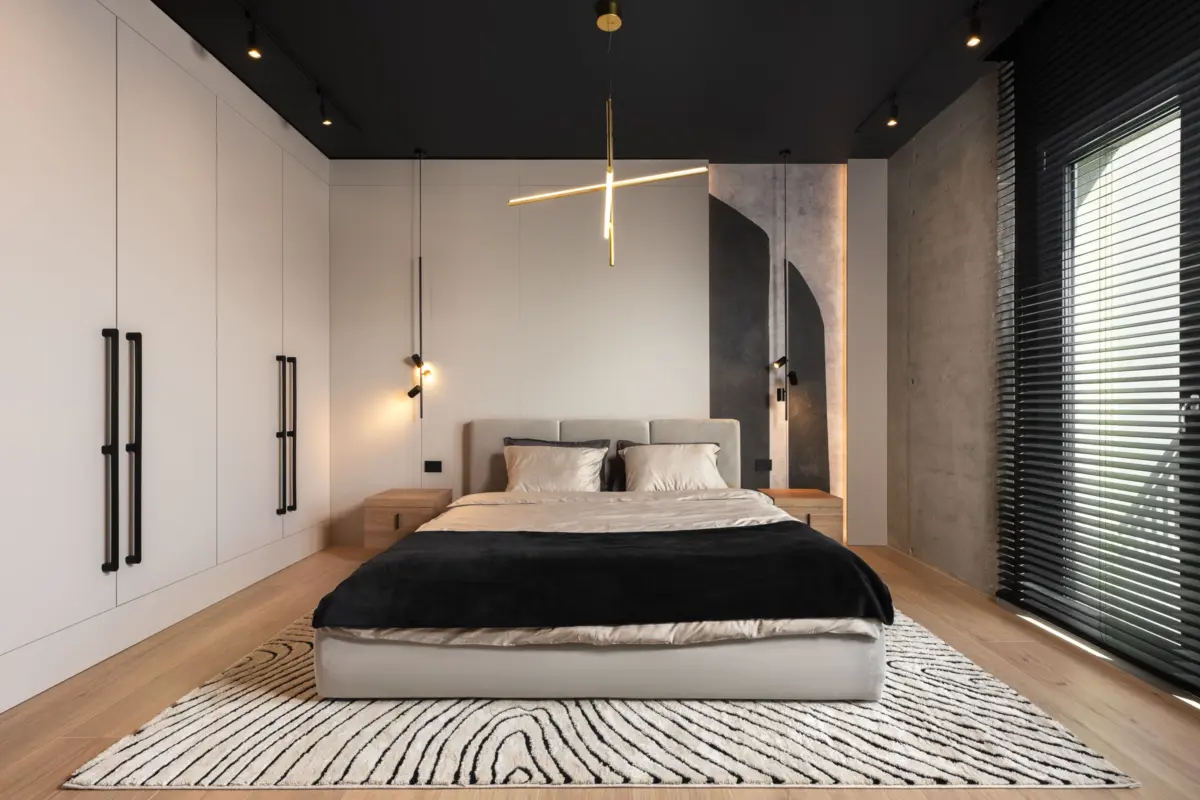 Jaluzele negre din tei cu lamele de 50 mm în dormitorul Mid9 Penthouse