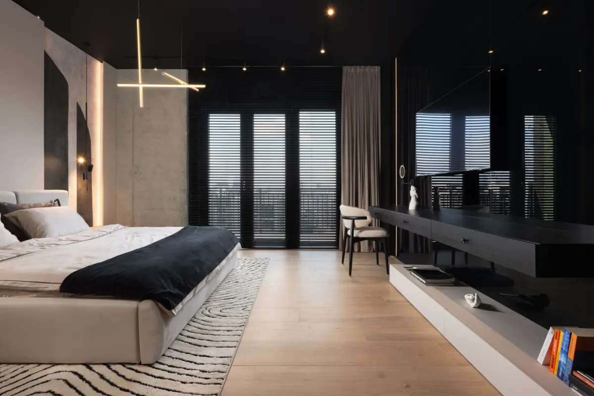 Ferestrele dormitorului Mid9 Penthouse cu jaluzele din tei negru de 50 mm, cu automatizare