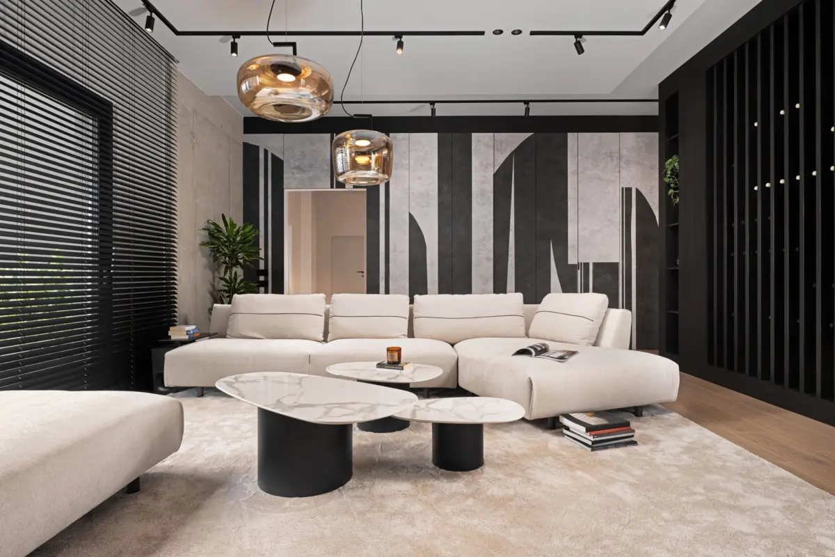 Jaluzele din tei negru cu lamele de 50 mm, în contrast cu mobilierul deschis al livingului Mid9 Penthouse