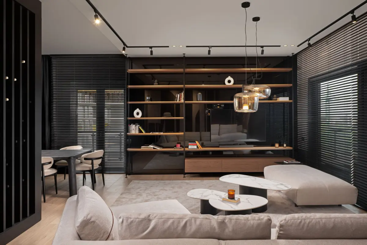 Living Mid9 Penthouse în complexul Ateneo, cu jaluzele negre din lemn de tei