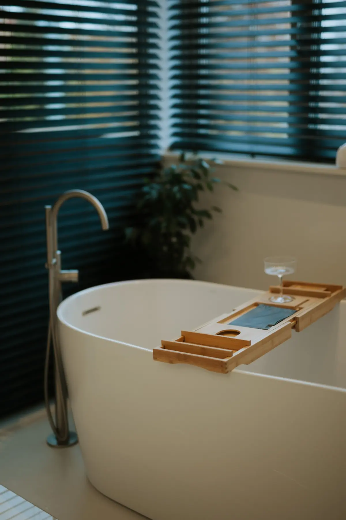 Ambient al zonei căzii, cu jaluzele în fundal, în apartamentul Oază de Lumină