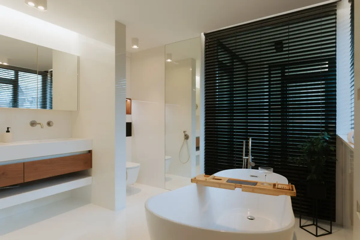 Amenajare de baie cu jaluzele la ferestre în apartamentul Oază de Lumină, ATMSF Design, Arad