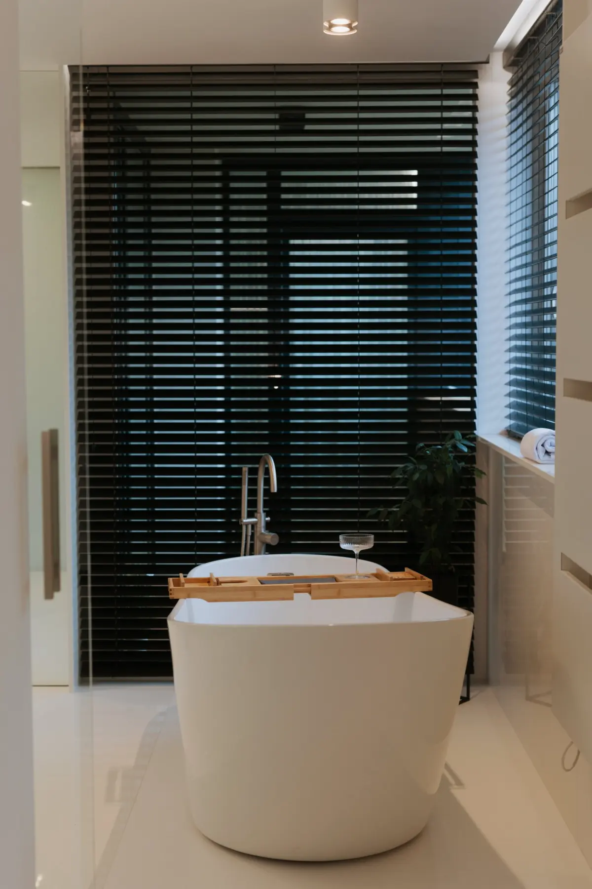 Cadă și jaluzele orizontale în nuanță închisă în apartamentul Oază de Lumină din Arad, ATMSF Design