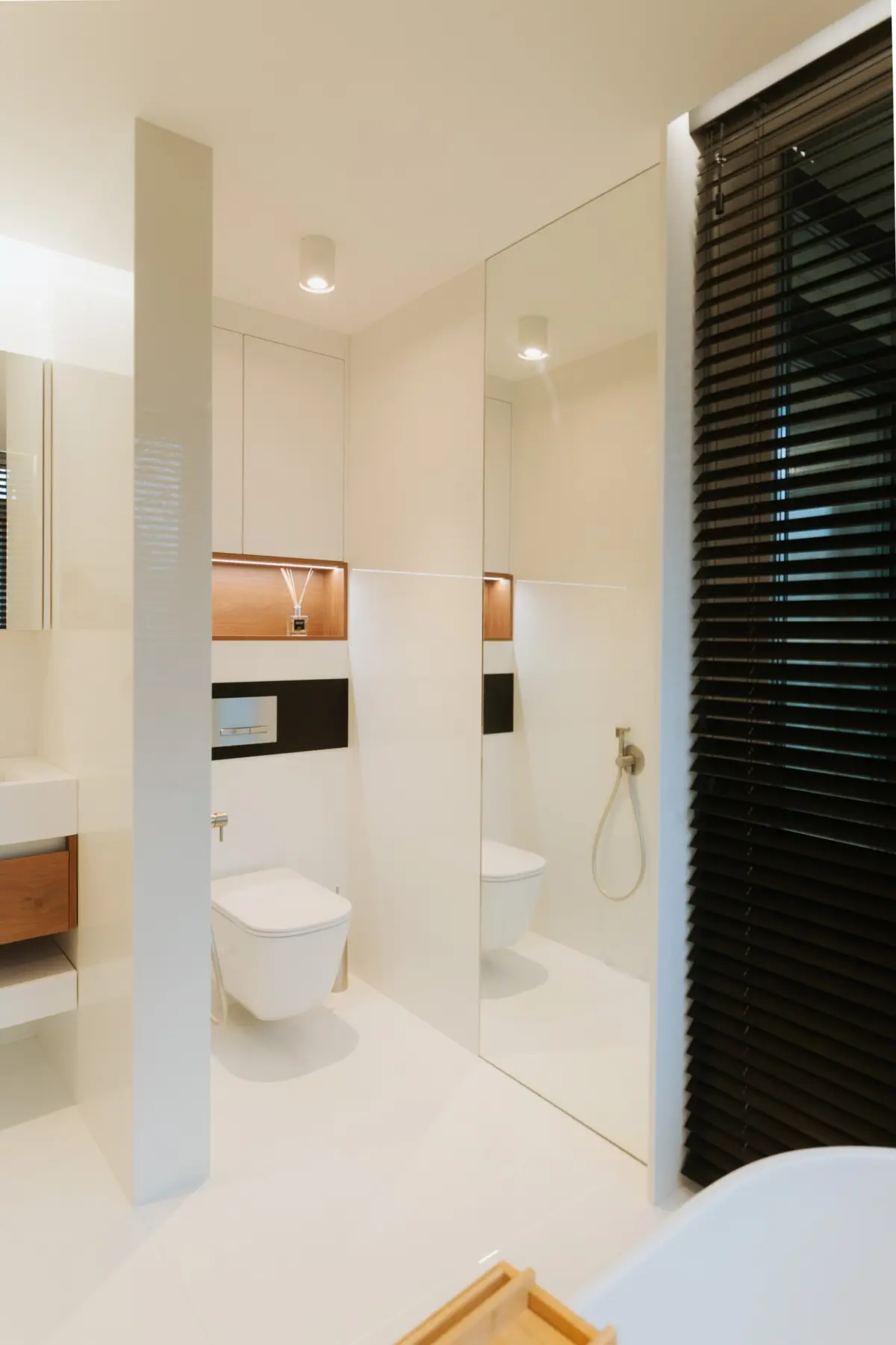 Detalii de baie și jaluzele în nuanță închisă în amenajarea ATMSF Design din Arad