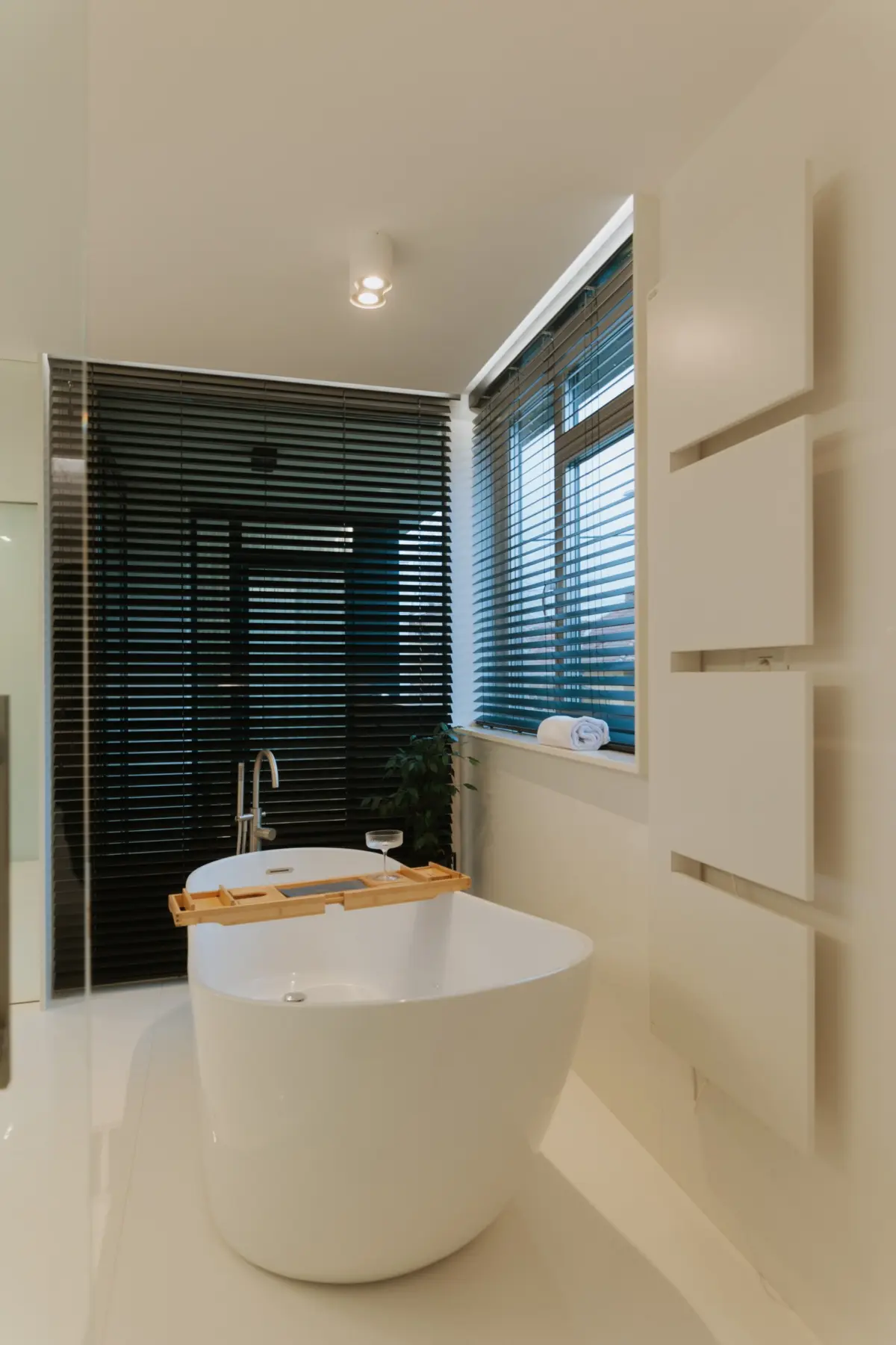 Jaluzele orizontale pe ferestrele din colțul băii, apartament Oază de Lumină, Arad