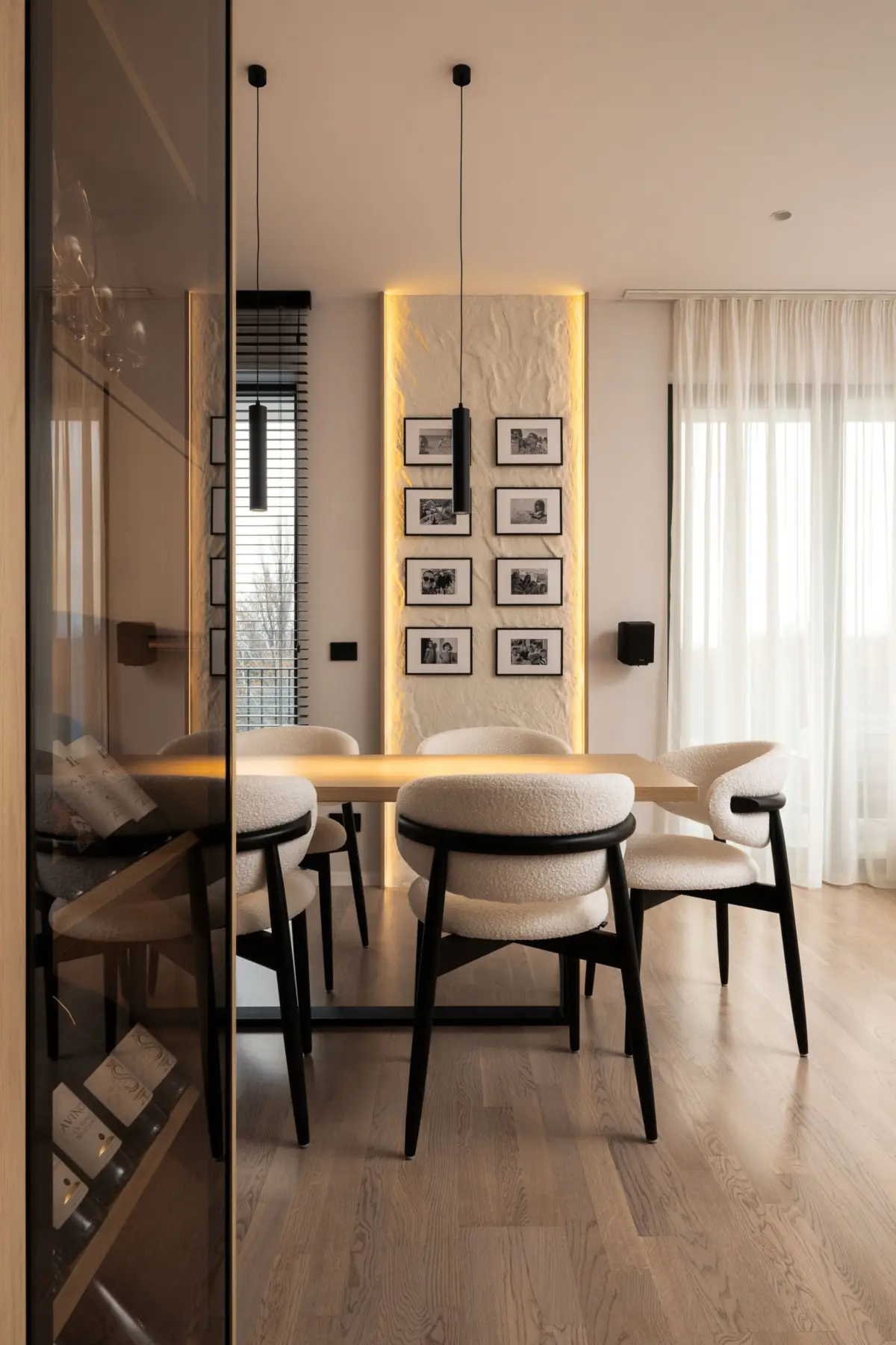 Zona de dining a proiectului Paltim semnat de ATMSF Design, cu jaluzele din tei negru la fereastră