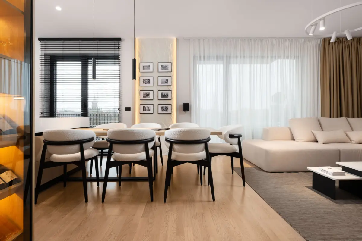 Living și dining în proiectul Paltim, Timișoara, cu jaluzele negre din tei, amenajare ATMSF Design
