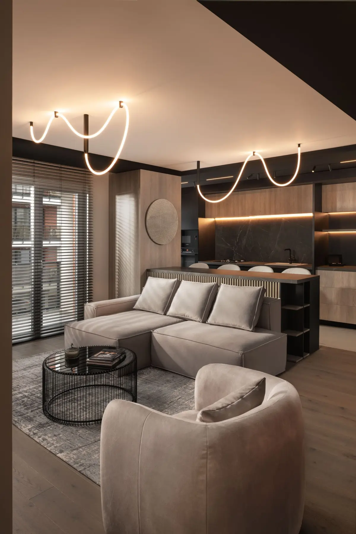 Ambient de living cu jaluzele orizontale în proiectul Ritm Urban din Arad