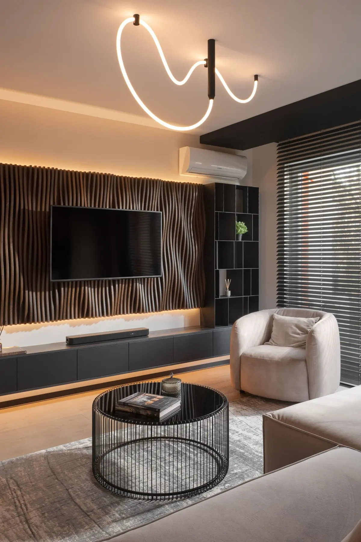 Detalii de living și jaluzele la fereastră în amenajarea ATMSF Design din Arad