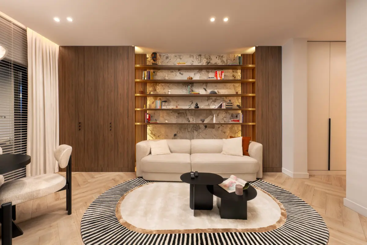 Amenajare de living Urban Heaven Residence semnată de Jon Vas, cu jaluzele NATIVA la fereastră