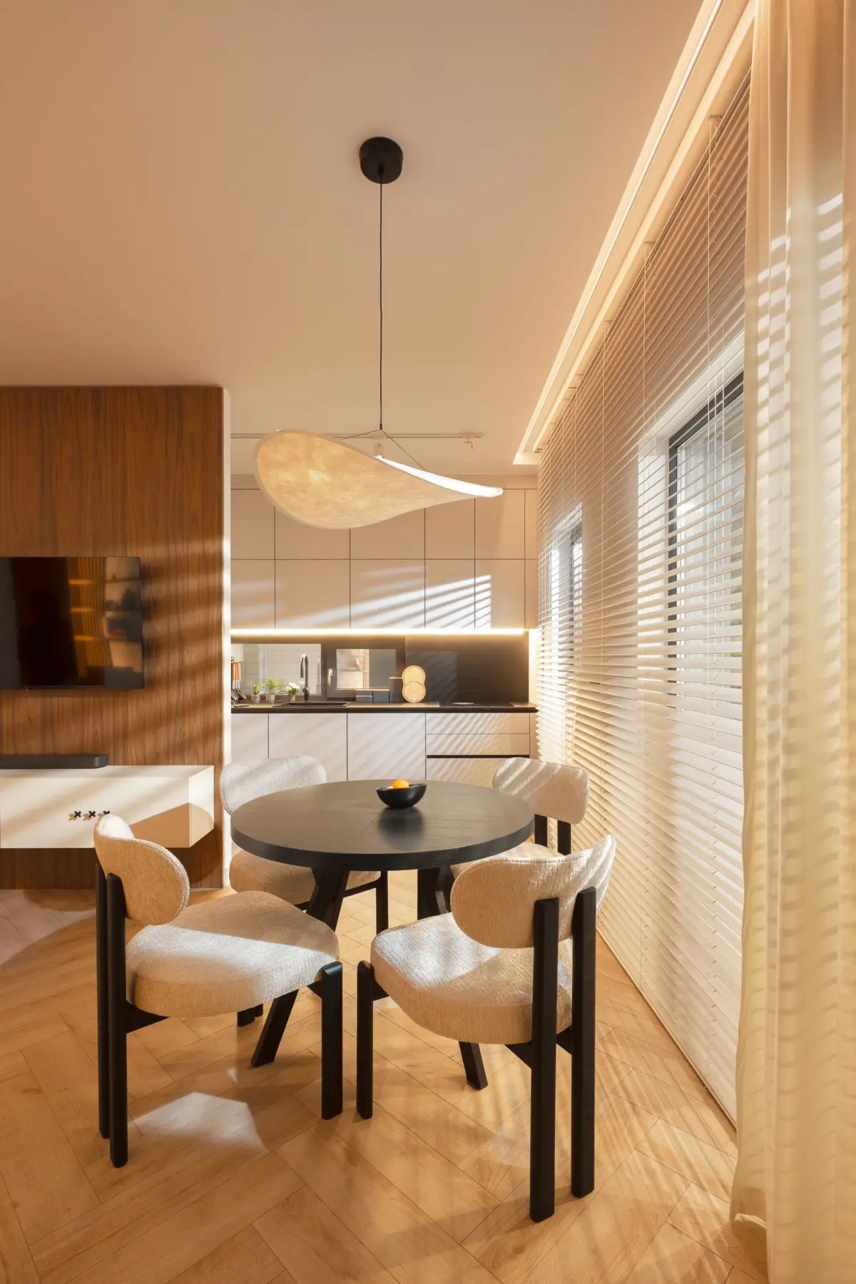 Lumină filtrată prin jaluzele NATIVA din lemn în zona de dining Urban Heaven Residence
