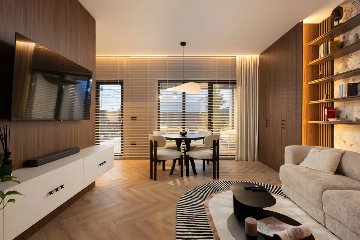 Ferestrele livingului Urban Heaven Residence cu jaluzele din lemn NATIVA
