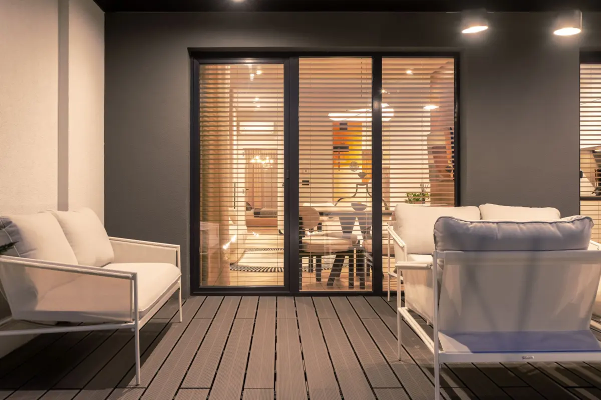 Jaluzele NATIVA din lemn văzute dinspre terasa Urban Heaven Residence, seara