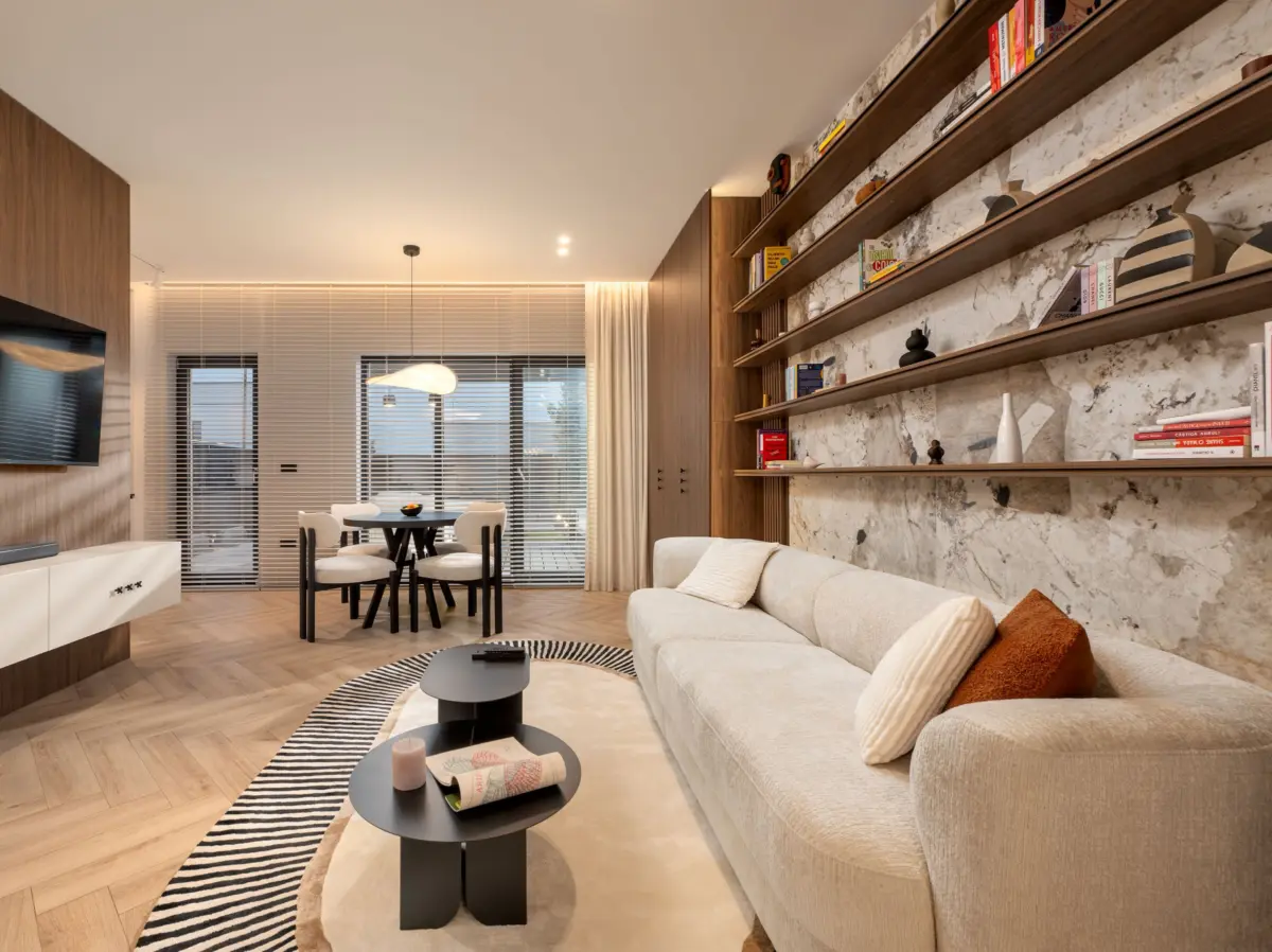 Living Urban Heaven Residence din Moșnița Nouă, cu jaluzele din lemn NATIVA în nuanță deschisă