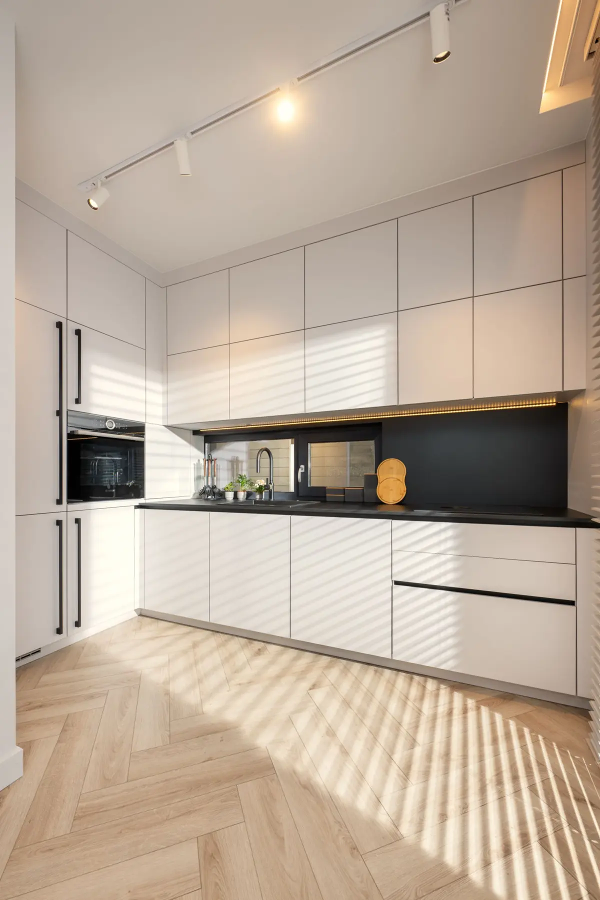 Umbrele lamelelor de jaluzele NATIVA pe mobilierul bucătăriei Urban Heaven Residence